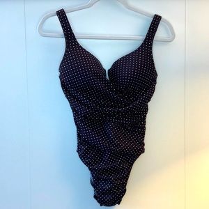 Polka Dot swimsuit LIKE NEW! Sz.Small, cross over, underwire cups for support💃🏻